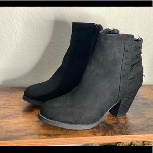 Black Shoe Dazzle chunky heel Booties. Size 9. Worn once.
